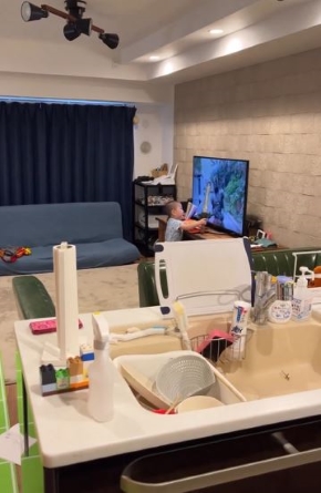 テレビに向かって剣を構える2歳息子