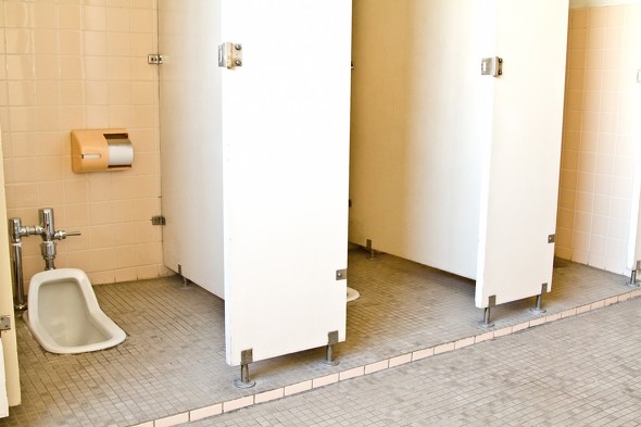 お化けに連れて行かれないようトイレは誰かと一緒に行け