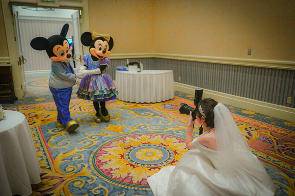 主役の花嫁がオタ活に勤しむ写真