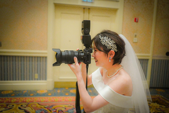 主役の花嫁がオタ活に勤しむ写真