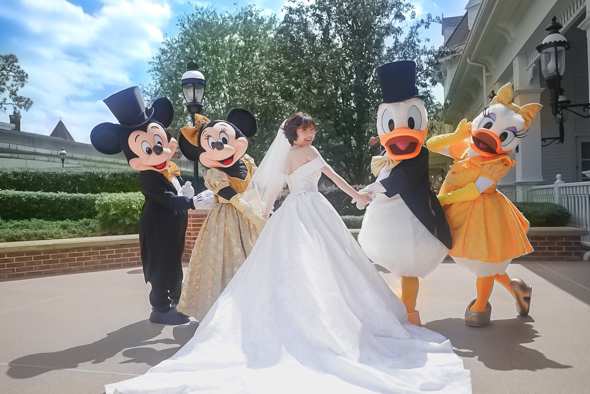 主役の花嫁がオタ活に勤しむ写真