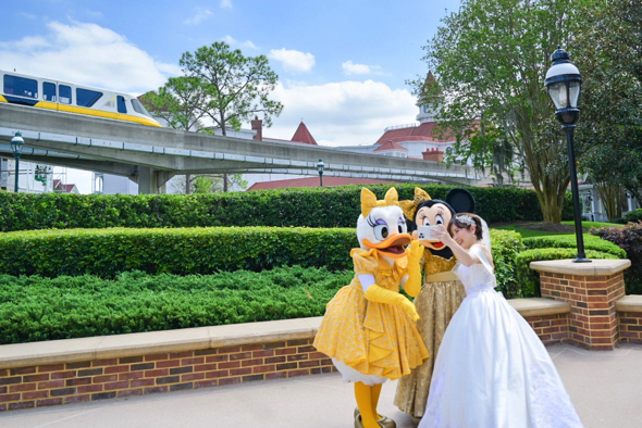 主役の花嫁がオタ活に勤しむ写真