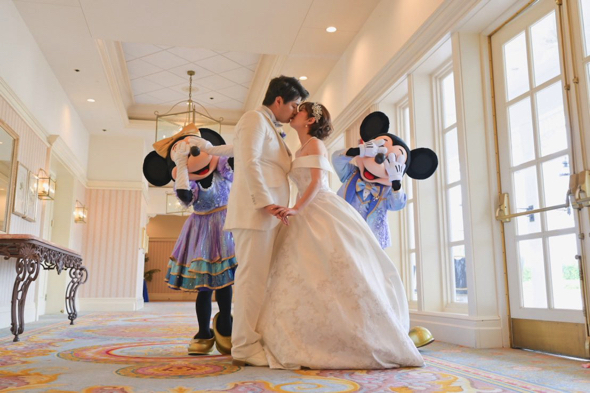 主役の花嫁がオタ活に勤しむ写真