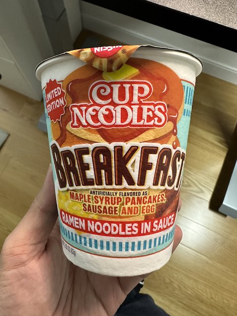 日清 カップヌードル メープルシロップ パンケーキ ソーセージ エッグ 朝食 BREAKFAST 北米