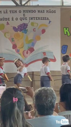 「Little Girl Does a Happy Dance When She Spots Her Parents in the Audience || ViralHog」