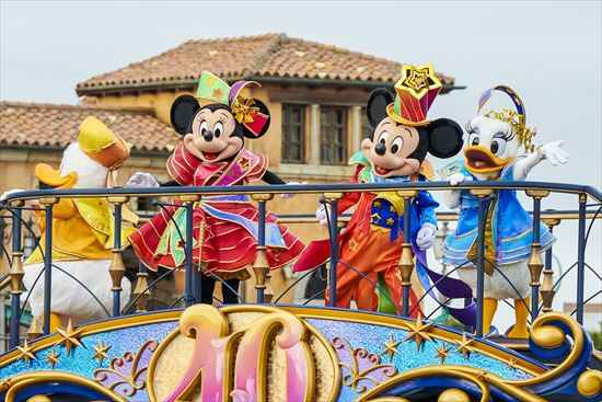 ディズニーの新パレードは七色に光り輝く！ それぞれの形で祝う