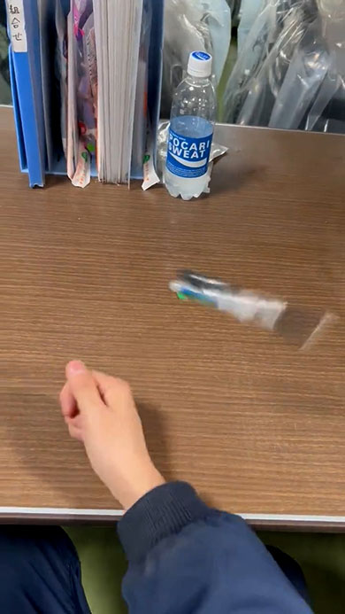 ペンが上に飛び上がったところ