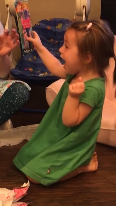 歯ブラシに大喜び