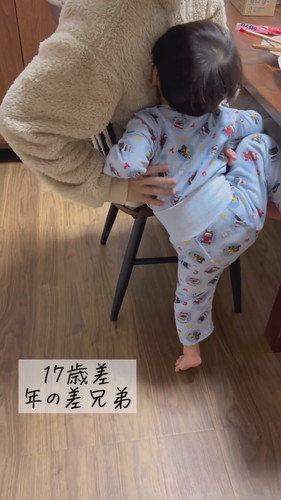 「にいにの膝にどうしても座りたいめぐお」