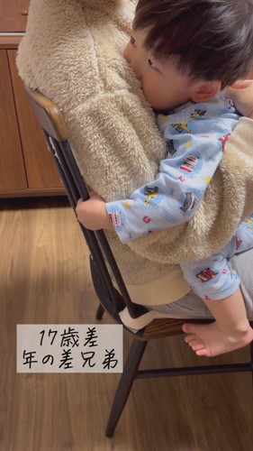 「にいにの膝にどうしても座りたいめぐお」