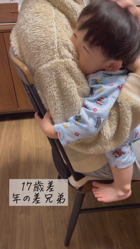 「にいにの膝にどうしても座りたいめぐお」