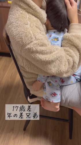 「にいにの膝にどうしても座りたいめぐお」