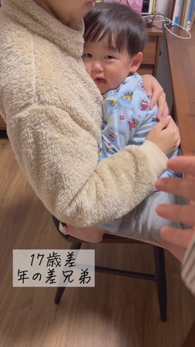 「にいにの膝にどうしても座りたいめぐお」