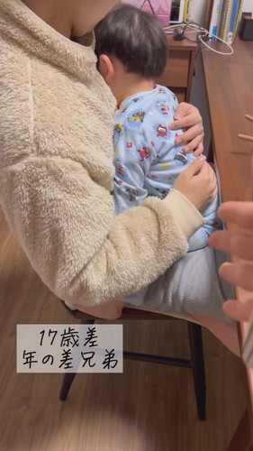 「にいにの膝にどうしても座りたいめぐお」