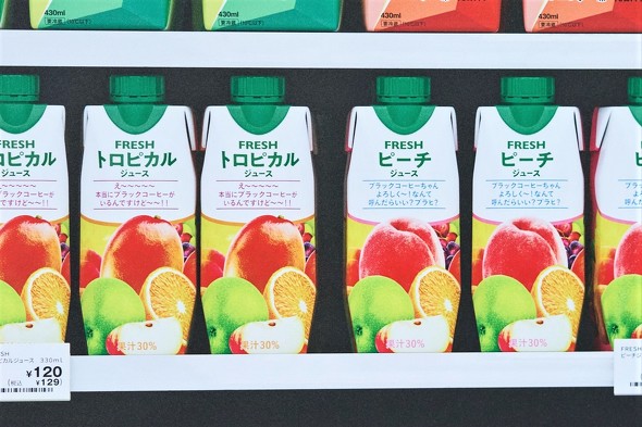 「巨大コンビニ棚」広告、おしゃべりするトロピカルジュースとピーチジュース