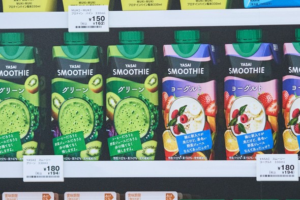 「巨大コンビニ棚」広告、おしゃべりするヨーグルトスムージーとグリーンスムージー