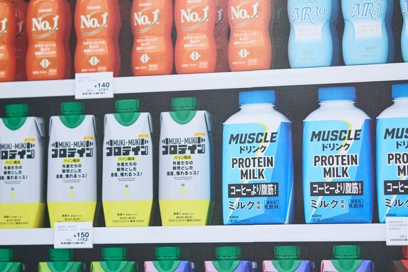「巨大コンビニ棚」広告、おしゃべりするプロテインたち