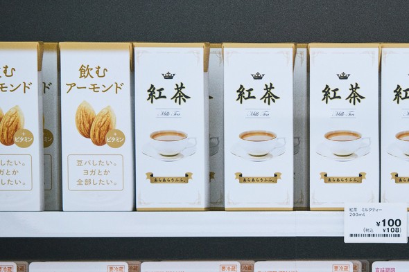 「巨大コンビニ棚」広告、我が道を行くミルクティー