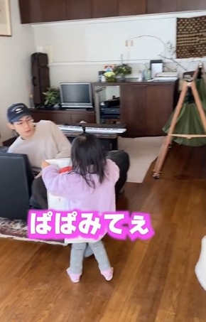 パパに絵を見せに行く娘