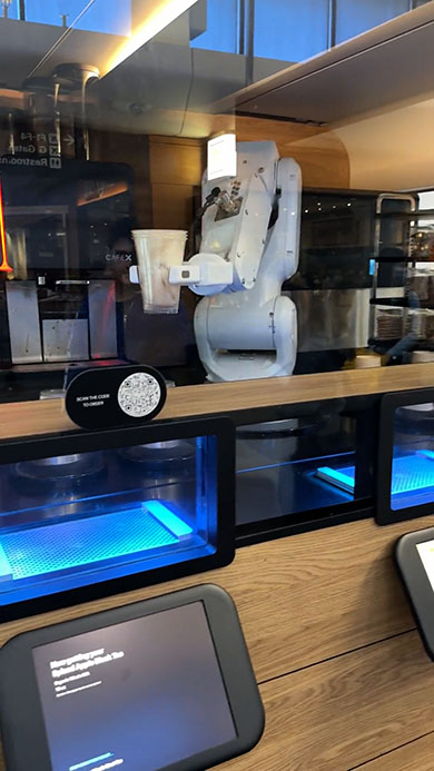 カフェロボットがカップをつかんだところ