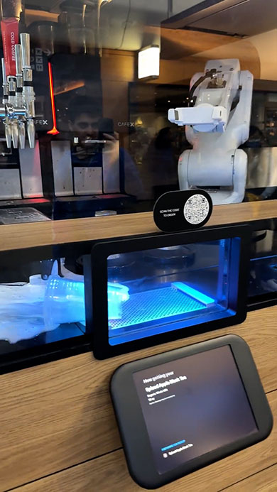 カフェロボットがカップを倒したまま元に戻ったところ