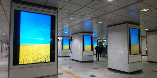 JR西日本コミュニケーションズ 大阪駅 デジタルサイネージ 意味深な広告