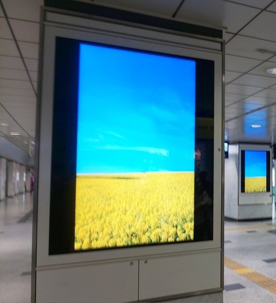 JR西日本コミュニケーションズ 大阪駅 デジタルサイネージ 意味深な広告