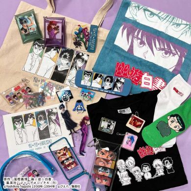 ミラー付アクリルキーホルダー 3種（各429円）やトートバッグ（858円）など全46アイテムがラインアップ