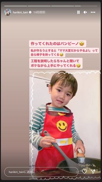 キッチンで料理を作る平愛梨と長友佑都の長男