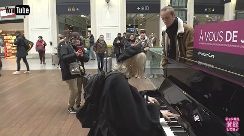 パリで『進撃の巨人』ファンのために「紅蓮の弓矢」を演奏するハラミちゃん