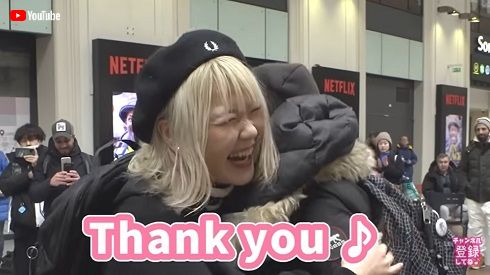 「紅蓮の弓矢」演奏後に『進撃の巨人』ファンの女性とハグするハラミちゃん