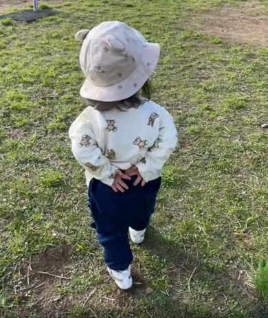 パパの歩き方をまねする1歳児