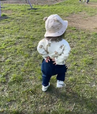 パパの歩き方をまねする1歳児