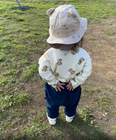 パパの歩き方をまねする1歳児