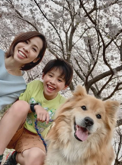 緑のTシャツきた息子さんとワンコとお母さん