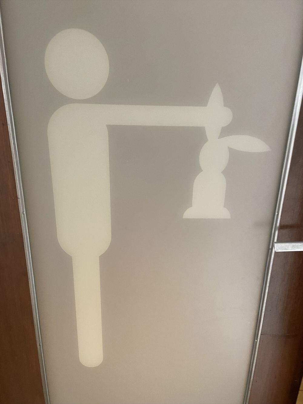 どうして男子トイレでウサギを仕留めてるんです……？　“タイのトイレのピクトグラム”がクセが強すぎると話題に