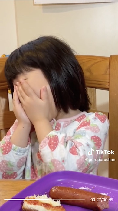 照れて顔を隠す女の子の写真