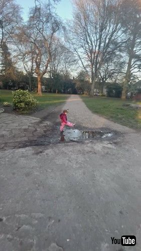 「Girl Finds Joy in a Mud Puddle || ViralHog」