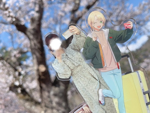 「好きな男と並びたすぎて、自分のアクスタを作りました」