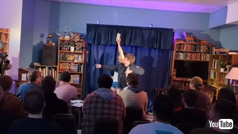 アメリカで「筋肉アメ取りゲーム」を披露するなかやまきんに君