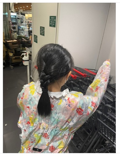 成長して母・小林麻央さんの上着が少しずつ体に合ってきている市川團十郎白猿の娘の麗禾