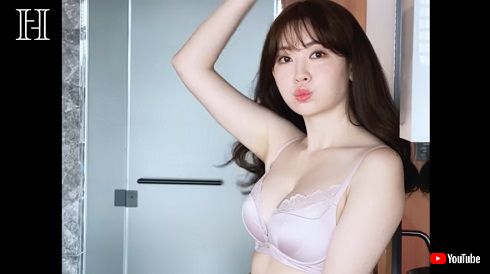 撮影中の小嶋陽菜