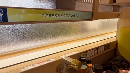 はま寿司の寿司が回るタッチパネルで「注文ありがとうございます」の表示