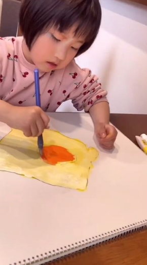 黄身の部分は黄色の上にオレンジ色を重ねます