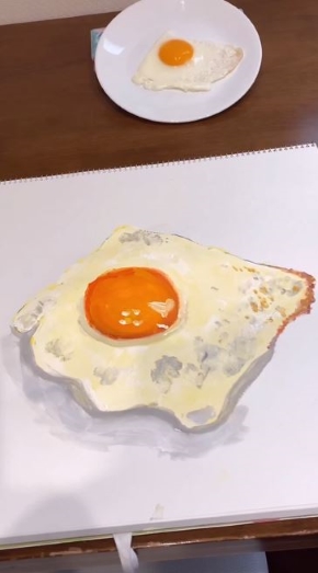 本物とそっくりな目玉焼きの絵が完成！