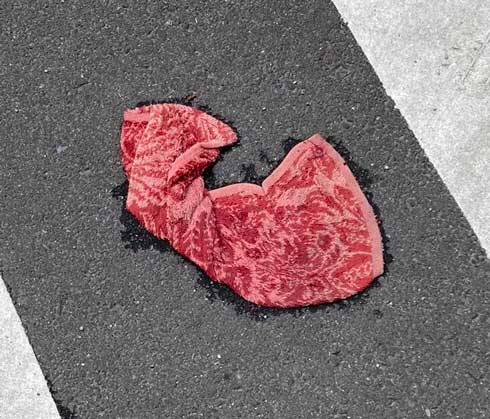 肉 タオル 落ちてる そっくり 似てる 路上 紛らわしい 柄