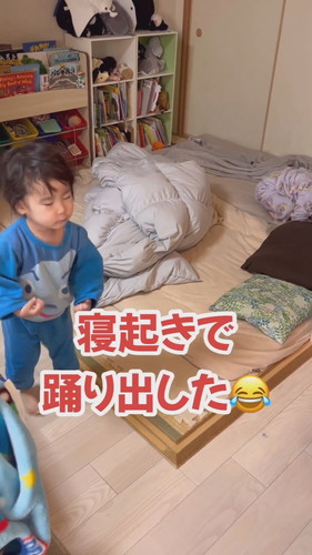 「2才に寝起きドッキリ笑」