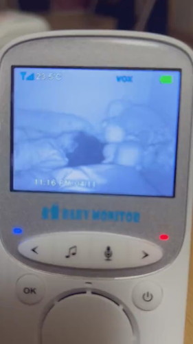 妹にそっと毛布をかける兄