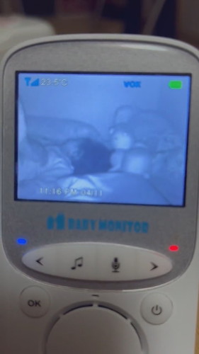 妹にそっと毛布をかける兄