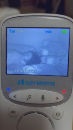 妹にそっと毛布をかける兄